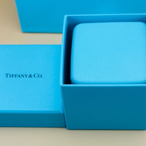 Tiffany & Co RTT Love Bugs Ladybug 3 Flower Cluster Ring. 18K & Silver. Size 6. - Picture 13 of 16